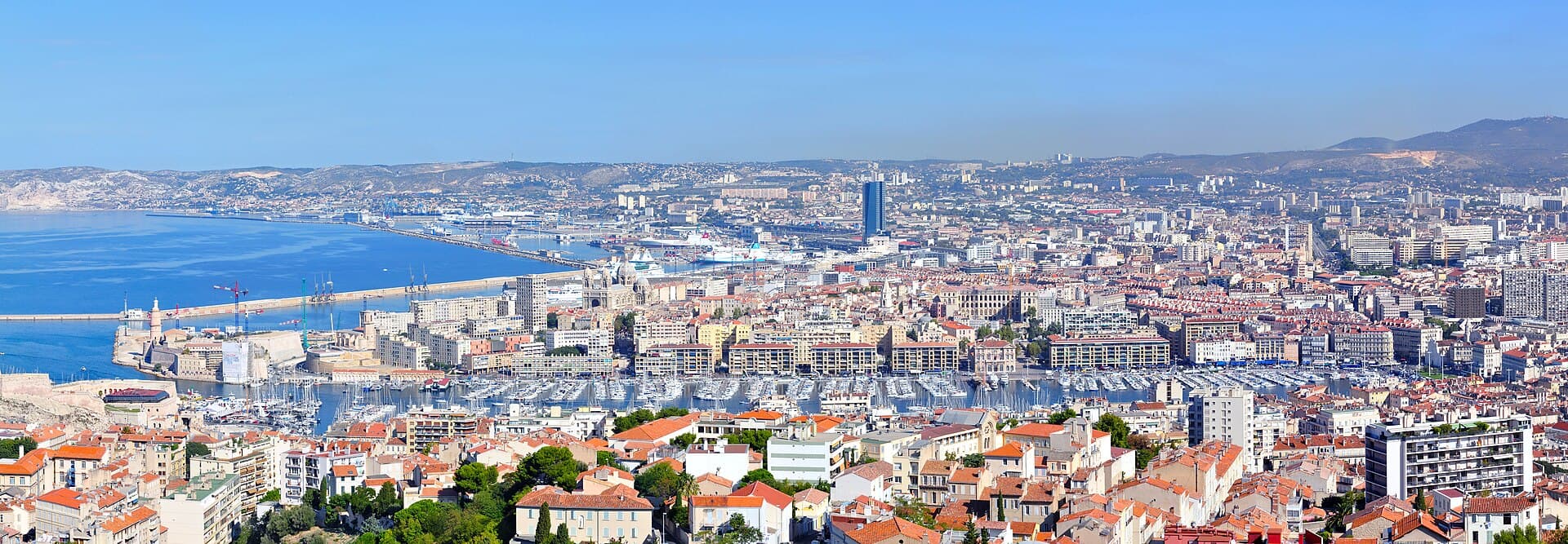 Le port de Marseille dominé par la basilique Notre-Dame de la Garde