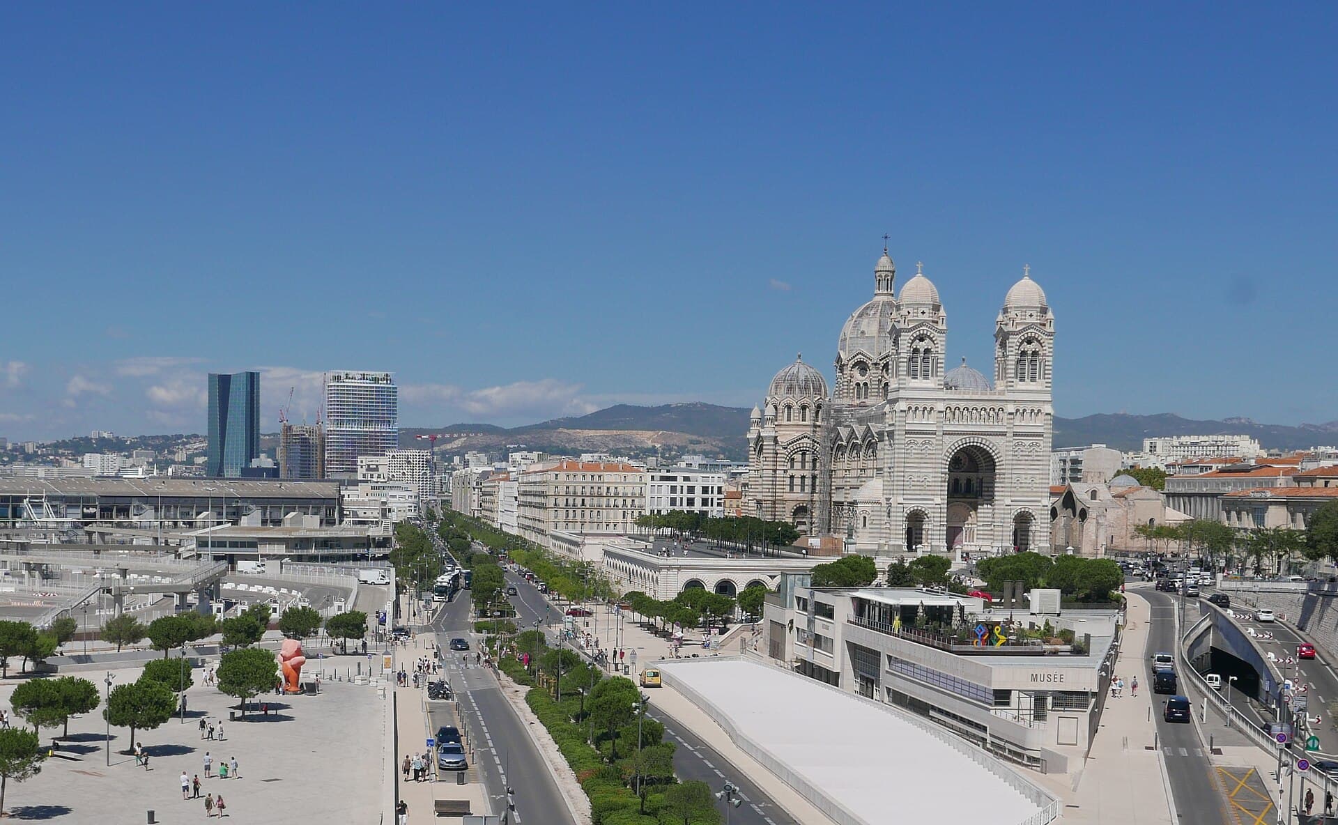 Le quai de la Joliette et la cathédrale de la Major à Marseille